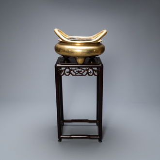 Un grand brûle-parfum tripod en bronze, marque de Xuande avec inscription, Chine, 17/18ème