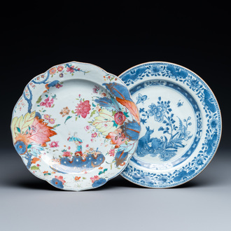 Een Chinees famille rose 'tabaksbladeren' bord en een blauw-wit met konijnen, Qianlong