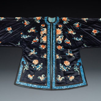 Une robe de femme en soie brodée à décor de papillons et fleurs, Chine, 19ème