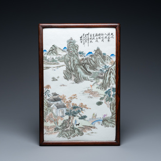 Une plaque à décor d'un paysage en porcelaine de Chine qianjiang cai, 19/20ème