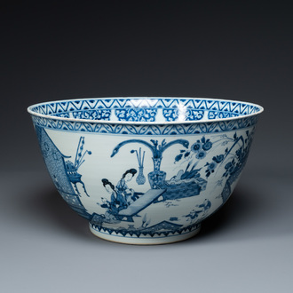 Un bol de taille exceptionelle en porcelaine de Chine en bleu et blanc, Kangxi