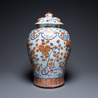 Un très grand vase couvert en porcelaine de Chine de style Imari à décor floral appliqué, Kangxi