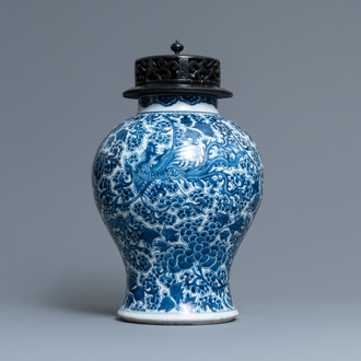 Un vase en porcelaine de Chine en bleu et blanc à décor de phénix, Kangxi