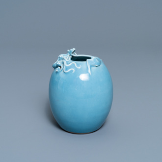 Un lave-pinceaux en porcelaine de Chine bleu de lavande monochrome, marque de Yongzheng, République