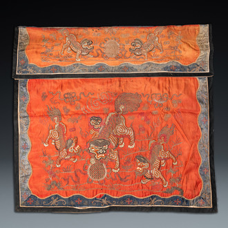 Un panneau en broderie de soie et de fil d'or à décor de lions bouddhistes, Chine, 19ème