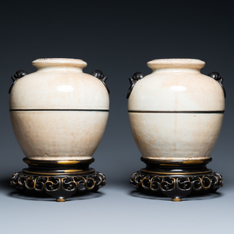 Une paire de jarres en porcelaine de Chine monochrome dite 'de Nankin' sur socles ajourés en bronze, 19ème