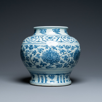 Un vase en porcelaine de Chine en bleu et blanc à décor de rinceaux de lotus, Hongzhi