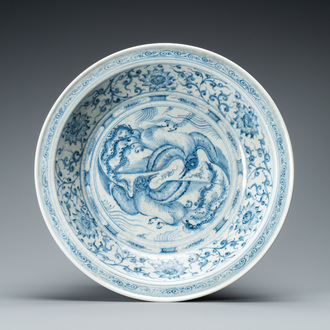 Un plat en grès porcelaineux d'Annam ou Vietnam à décor de deux oiseaux en bleu et blanc, 15ème