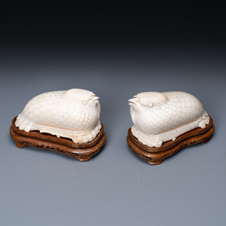 Une paire de boîtes couvertes en forme de cailles en ivoire sur socles en bois incrusté, Chine, République