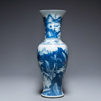 Un grand vase de forme 'yenyen' en porcelaine de Chine en bleu et blanc, Kangxi