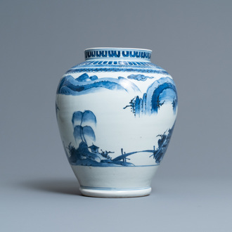 Un vase en porcelaine Arita de Japon en bleu et blanc à décor d'un paysage, Edo, 17ème