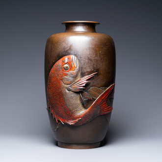 Un grand vase en bronze à décor d'un koi, Japon, Meiji, 19ème