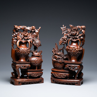 Une paire de sculptures en bois figurant des vases sur étagères, Chine, 19ème