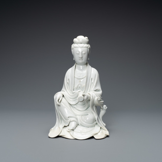 Een Chinese Dehua blanc de Chine figuur van Guanyin, Boji Yuren merk, 18/19e eeuw
