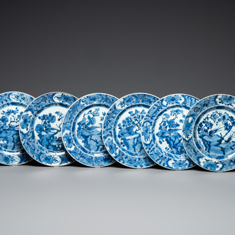 Six plats en porcelaine de Chine en bleu et blanc, Kangxi