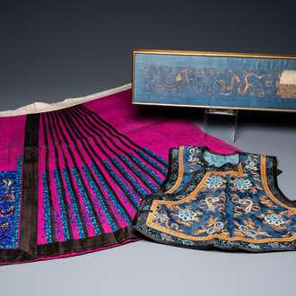 Een Chinees geborduurd zijden jasje, een rok en een mouwfragment, Qing