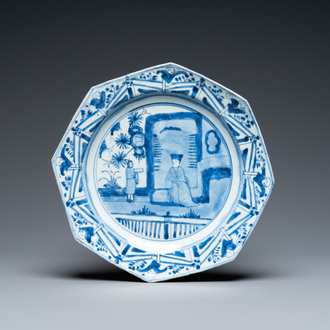 Un plat de forme octagonale en porcelaine de Chine en bleu et blanc, époque Transition