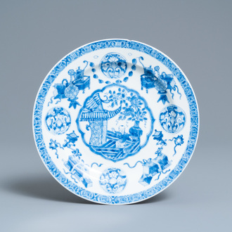 Une assiette en porcelaine de Chine en bleu et blanc, ancienne collection Auguste le Fort, Kangxi