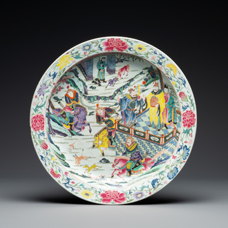 Un grand plat en porcelaine de Chine famille rose à décor d'une chasse aux cerfs, Yongzheng