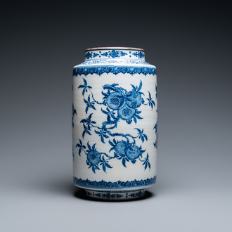Un vase de forme lanterne en porcelaine de Chine pâte tendre en bleu et blanc à décor 'sanduo', Qianlong