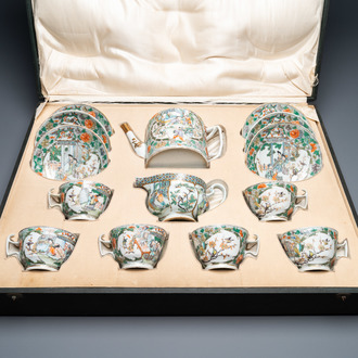 Un service à thé de 14 pièces en porcelaine de Chine famille verte de Canton dans son coffret de présentation, 19ème