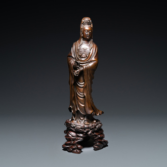 Une figure de Guanyin en bronze incrusté d'argent, marque Yutang Shi Sou, Qing