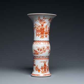 Un vase de forme 'gu' en porcelaine de Chine en rouge de fer et doré, Kangxi