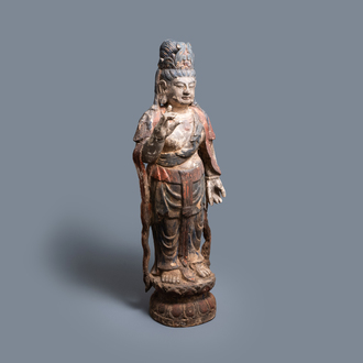 Een grote Chinese gepolychromeerde houten figuur van Guanyin, Qing/Republiek