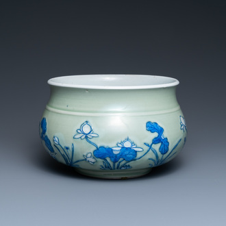 Een Chinese blauw-witte wierookbrander met celadon fondkleur, Kangxi