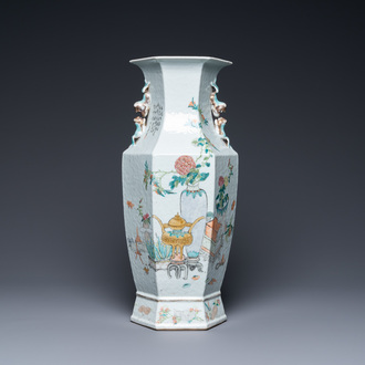 Un vase de forme hexagonale en porcelaine de Chine qianjiang cai à décor d'antiquités, 19ème