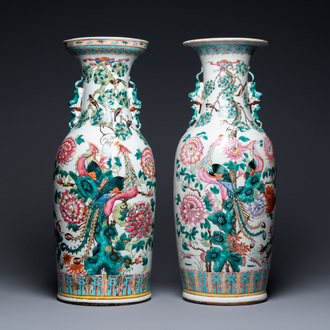Deux vases en porcelaine de Chine famille rose à décor de phénix et de faisans, 19ème