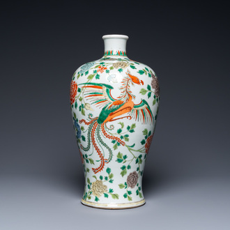 A Chinese famille verte 'meiping' vase with phoenixes, 19th C.