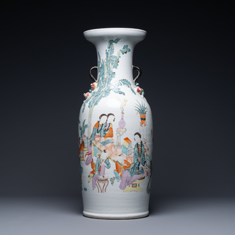 Un vase en porcelaine de Chine qianjiang cai aux anses en forme de pêches, 19/20ème