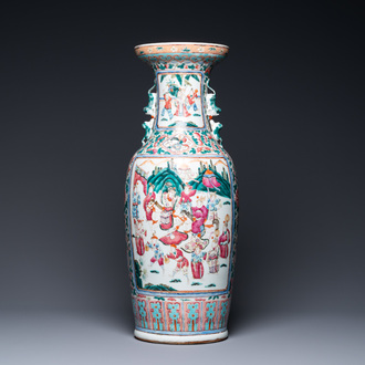 Un vase en porcelaine de Chine famille rose, 19ème