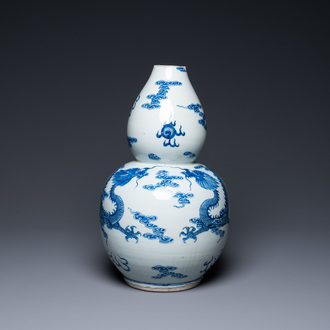 Un vase de forme double gourde en porcelaine de Chine en bleu et blanc à décor de dragons, Qianlong