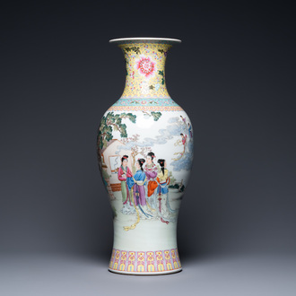Een Chinese famille rose vaas met dames en onsterfelijken, Qianlong merk, Republiek