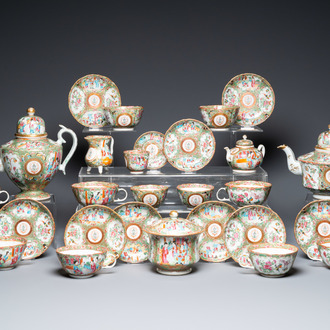 Un service à thé de 27 pièces en porcelaine de Chine famille rose de Canton armoriée aux armes d'Ormiston pour le marché écossais, 19ème