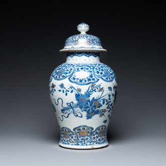 Un vase couvert en porcelaine de Chine en bleu et blanc rehaussé d'or, Kangxi/Yongzheng