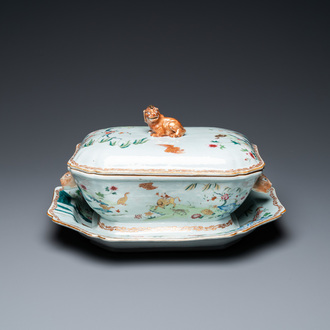 Une terrine couverte sur son support en porcelaine de Chine famille rose, Qianlong