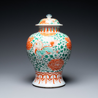 Un vase couvert en porcelaine de Chine famille verte à décor de lions bouddhistes, Kangxi