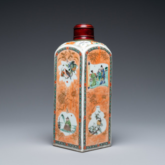 Une bouteille de forme carrée en porcelaine de Chine famille verte, Kangxi