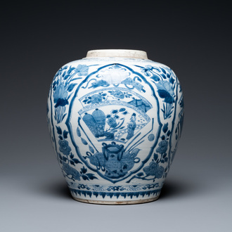 Un pot en porcelaine de Chine en bleu et blanc à décor de médaillons figuratifs, Kangxi