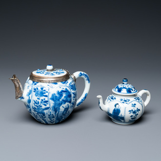 Twee Chinese blauw-witte theepotten, Kangxi