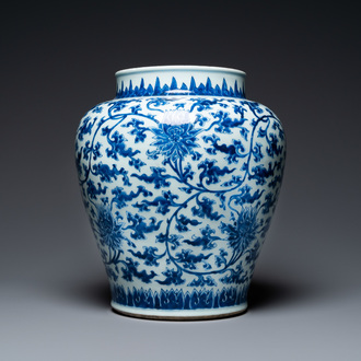 Un vase en porcelaine de Chine en bleu et blanc à décor de rinceaux de lotus, Kangxi