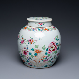 Un pot couvert en porcelaine de Chine famille rose à décor floral, Qianlong