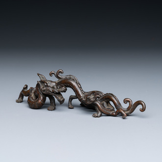 Un repose-pinceaux en forme de dragons en bronze, Chine, Yuan/Ming