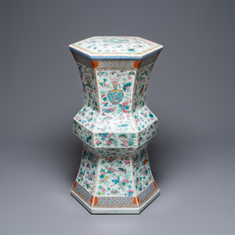 Un tabouret de forme hexagonale en porcelaine de Chine famille rose, 19ème