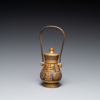 Un vase couvert en fer forgé partiellement doré à la feuille, Chine, probablement 19ème