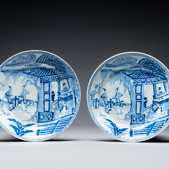 Een paar Chinese blauw-witte 'Xi Xiang Ji' schotels, Yongzheng