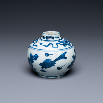 Un petit vase en porcelaine de Chine en bleu et blanc à décor de carpes, Wanli